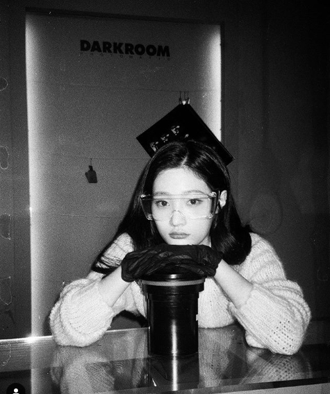 DIA Jung Chae-yeon shared daily lifeJung Chae-yeon posted a photo on a personal social network on January 8 from a self-study.In the photo, Jung Chae-yeon is wearing an apron and goggles and is developing his own photographs; Beautiful looks that penetrate black and white photographs are noticeable.Park Su-in