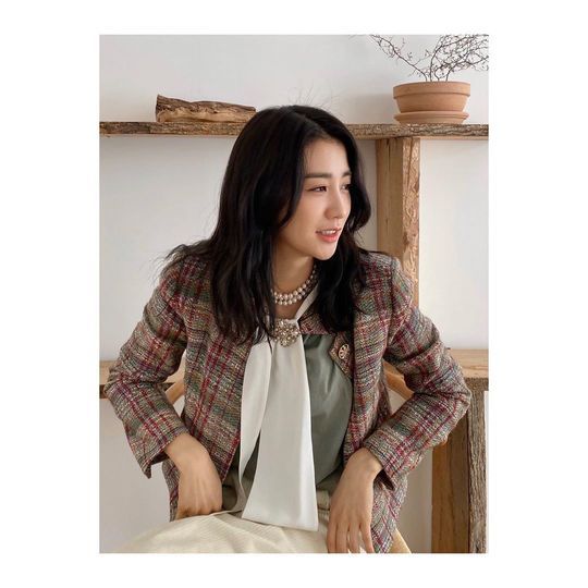 Actor Park Ha-sun showed off his elegant beauty.Park Ha-sun posted a photo on his instagram on January 8 with an article entitled Ive noticed, I cant tell you how life is.Inside the photo was a picture of Park Ha-sun in a checkered jacket, which added an elegant charm with a scarf and necklace.The neat beauty of the smiling Park Ha-sun catches the eye.Fans who encountered the photos responded such as Showing beauty today, Pretty, Beautiful goddess.delay stock