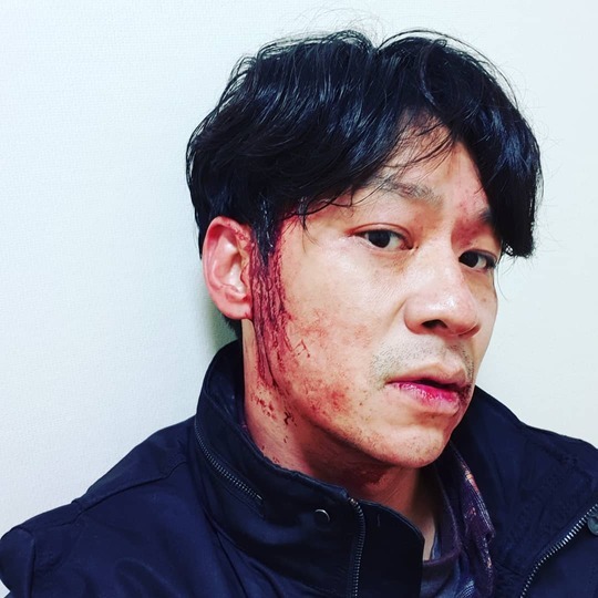Actor Jung Sang-hoon encouraged TVN drama stage Twisted to watch.Jung Sang-hoon posted a picture on his instagram on January 8 with an article entitled Twisted tvN 11 tonight...The picture shows Jung Sang-hoon with a make-up of a black glove. Jung Sang-hoon stares at the camera with chic eyes.Jung Sang-hoons distinctive features make the warm visuals more prominent.delay stock