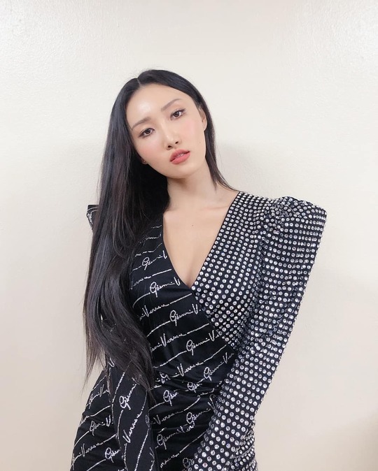 A lovely waiting room photo of group MAMAMOO member Hwasa (real name Ahn Hye-jin) has been released.On the afternoon of January 8, MAMAMOO official SNS said, After a while, at 7:00 pm, Mnet will broadcast the 9th Gaon Music Chart Music Awards.When Hye-jin turns into Hwasa, please share the moment of burning the passion of Hwasa with all the dancers. In the open photo, Hwasa is making a lovely smile by showing off her beautiful dress in the waiting room.Hwasa attended the 9th Gaon Music Chart Music Awards held at Jamsil Indoor Gymnasium in Songpa-gu, Seoul this afternoon.hwang hye-jin