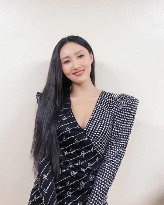 A lovely waiting room photo of group MAMAMOO member Hwasa (real name Ahn Hye-jin) has been released.On the afternoon of January 8, MAMAMOO official SNS said, After a while, at 7:00 pm, Mnet will broadcast the 9th Gaon Music Chart Music Awards.When Hye-jin turns into Hwasa, please share the moment of burning the passion of Hwasa with all the dancers. In the open photo, Hwasa is making a lovely smile by showing off her beautiful dress in the waiting room.Hwasa attended the 9th Gaon Music Chart Music Awards held at Jamsil Indoor Gymnasium in Songpa-gu, Seoul this afternoon.hwang hye-jin