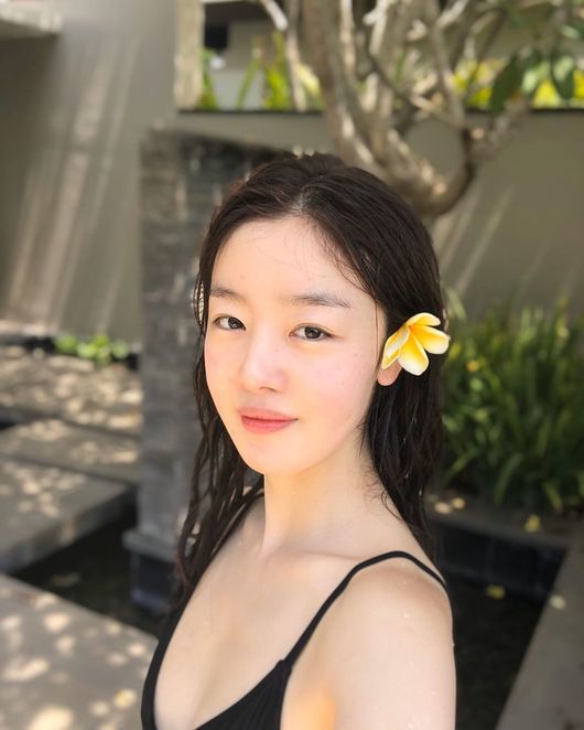 Actress Han Sun-hwa from Girl Group Secret showed off her dizzying volume in a bikini swimsuit.On the 8th, Han Sun-hwa posted a few photos on his Instagram with flower-shaped emoticons.Han Sun-hwa has released a photo of his trip to Southeast Asia on his Instagram on May 5.At the time, Han Sun-hwa showed off her slim figure without a touch in a white-colored swimsuit.In this photo, Han Sun-hwa became more bold.Han Sun-hwa, who is shooting a picture with flowers on his head and close to a person, is showing off his body with black color bikini.The deep-pinned clavicle line and dizzying volume feel are impressive.Meanwhile, Han Sun-hwa is struggling with his next film after finishing OCN Drama Save Me 2 last year.