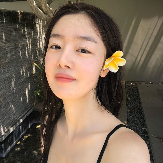 Actress Han Sun-hwa from Girl Group Secret showed off her dizzying volume in a bikini swimsuit.On the 8th, Han Sun-hwa posted a few photos on his Instagram with flower-shaped emoticons.Han Sun-hwa has released a photo of his trip to Southeast Asia on his Instagram on May 5.At the time, Han Sun-hwa showed off her slim figure without a touch in a white-colored swimsuit.In this photo, Han Sun-hwa became more bold.Han Sun-hwa, who is shooting a picture with flowers on his head and close to a person, is showing off his body with black color bikini.The deep-pinned clavicle line and dizzying volume feel are impressive.Meanwhile, Han Sun-hwa is struggling with his next film after finishing OCN Drama Save Me 2 last year.