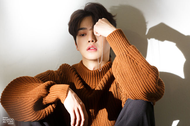 Face Genius Song Kang, as it turns out, Pictorial Genius .. Actor Song Kang showed the face of a pictorial genius.On the 8th, Actor Song Kangs pictorial behind-the-scenes with Singles magazine was released.The behind-the-scenes released by his agency Tree Ectus is full of Song Kangs unique atmosphere, which rewrites the genealogy of Torn Up.Song Kang, who was loved by Hwang Sun-oh, a straight-liner from the Netflix OLizynal series Like If You Sound last year, catches the eye by stimulating the excitement of viewers in the behind-the-scenes cut.First of all, his ring is in his hand and he is deeply troubled. He is melting the tense atmosphere before confessing to his loved one.Song Kang, wearing a leather jacket in the following steel, shows a completely different aura despite the same suit and shows his aspect as an emerging pictorial craftsman.He is sitting on a desk and looking at the camera with an indifferent expression, and he feels a chic yet charming charm, and his excellent eyes and dimness surrounding his knees stimulate the emotions of the viewers.As such, Song Kang shows his unique charm without filtration in the behind-the-scenes cut of the picture, and gives a warm winter feeling.Especially, his piece-like appearance and perfect physical that shoots the womans heart, which can not be covered, creates a perfect atmosphere and draws a hot reaction.With Song Kangs outspoken move foreseen this year from season 2 of the Netflix OLizynal series If You Like It, to Sweet Home, expectations are focused on his endless performance to embody 2020.