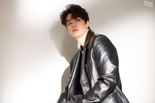 Face Genius Song Kang, as it turns out, Pictorial Genius .. Actor Song Kang showed the face of a pictorial genius.On the 8th, Actor Song Kangs pictorial behind-the-scenes with Singles magazine was released.The behind-the-scenes released by his agency Tree Ectus is full of Song Kangs unique atmosphere, which rewrites the genealogy of Torn Up.Song Kang, who was loved by Hwang Sun-oh, a straight-liner from the Netflix OLizynal series Like If You Sound last year, catches the eye by stimulating the excitement of viewers in the behind-the-scenes cut.First of all, his ring is in his hand and he is deeply troubled. He is melting the tense atmosphere before confessing to his loved one.Song Kang, wearing a leather jacket in the following steel, shows a completely different aura despite the same suit and shows his aspect as an emerging pictorial craftsman.He is sitting on a desk and looking at the camera with an indifferent expression, and he feels a chic yet charming charm, and his excellent eyes and dimness surrounding his knees stimulate the emotions of the viewers.As such, Song Kang shows his unique charm without filtration in the behind-the-scenes cut of the picture, and gives a warm winter feeling.Especially, his piece-like appearance and perfect physical that shoots the womans heart, which can not be covered, creates a perfect atmosphere and draws a hot reaction.With Song Kangs outspoken move foreseen this year from season 2 of the Netflix OLizynal series If You Like It, to Sweet Home, expectations are focused on his endless performance to embody 2020.