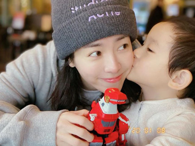Actor Han Ji-min has revealed a time when he was happy with his nephew.Han Ji-min posted a picture on his SNS on the 8th.Han Ji-min is spending time with his nephew in a comfortable outfit wearing a hat in the picture, with Han Ji-mins look really happy as she is kissed by her niece.Han Ji-min boasted a immaculate Skins as yet as young nephew and boasted that she is a Skins beauty; Han Ji-mins extraordinary beauty also catches the eye.Han Ji-min has often revealed his nephews stupidity to SNS, often showing his past happy time with his nephews.Han Ji-min won the Grand Prize for Spring Night at 2019 MBC Acting Grand Prize held last year.It is also cast in Noh Hee-kyungs new work Hear and is foreseeing active activities in 2020.