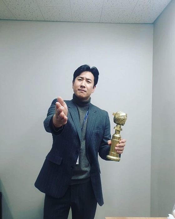 Lee Sang-hee posted three photos on his instagram on the 7th, along with an article entitled Golden Globe Trophy made by Staff for Sun-gyuns brother who could not attend the Golden Globe because of shooting.#Prosecutor Civil War Lee Sun-woong in the waiting room. The parasite Dong-ik sends a congratulations again. Congratulations too much, my brother.The film The Parasite (director Bong Joon-ho), starring Lee Sun Gyun earlier, won the Foreign Language Film Award at the 77th Golden Globe Awards in Los Angeles on Saturday.This is the first time a Korean film or drama has won a Golden Globe.The awards ceremony was attended by director Bong Joon-ho, Song Kang-ho, Jo Jung-jung Lee Jung-eun, and production company Barnson and Ai Kwak Shin-ae.