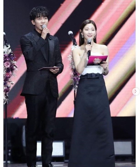Actor Park So-dam revealed his first MC impression in his life.Park So-dam said on his 7th day, The 34th Golden Disk Awards first MC.I was really nervous, but I really appreciate you for helping me to see and listen to a lot of things with a relaxed mind. The day I felt K-pop was in the world, I was so honored to be there. I was happy.I am proud of it. On the other hand, Bong Joon-hos film Parasite, starring Park So-dam, won the first Korean film award at the 77th Golden Globe Awards in Los Angeles on the 6th (Korea time).PhotoPark So-dam SNS