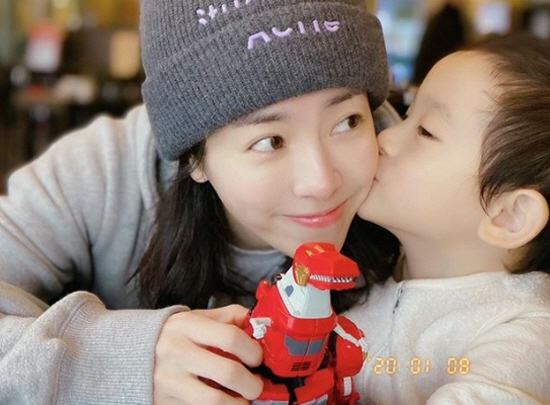Actor Han Ji-min shows off his affection for his nephewHan Ji-min posted a photo on Instagram on the 8th with Hashtag, #Roha #nephew #Jocastagram.In the photo, Han Ji-min is having a good time with his nephew, who kisses Han Ji-min on the cheek and Han Ji-min is building Smile with a toy.Despite his comfortable attire, he boasted a beautiful skin with transparent skin and distinctive features.Han Ji-min won the Grand Prize for Female Arbor Drama at the 2019 MBC Acting Awards./Photo= Han Ji-min Instagram
