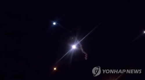 이라크 미군기지 겨냥한 이란 미사일 발사 장면 (아인 아사드 공군기지 AFP=연합뉴스) 8일(현지시간) 이란에서 미군 주둔 이라크 아인 아사드 공군기지를 겨냥해 미사일이 발사되고 있다고 보도하는 이란 국영 IRIB 방송의 화면. jsmoon@yna.co.kr