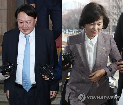 법무부·검찰, 검찰 인사 두고 신경전 (서울=연합뉴스) 검찰 인사를 둘러싼 법무부와 검찰의 신경전이 계속되고 있다. 지난 7일 법무부는 대검에 검찰 인사안을 만들어 8일 오전까지 보내줄 것을 요구했으나 대검은 법무부에서 인사안을 먼저 보내줄 것을 요구해 양 측간의 갈등이 이어지고 있다.      사진은 지난 7일 오후 추미애 법무부 장관 예방을 마친 뒤 과천 법무부 건물을 빠져나오는 윤석열 총장(왼쪽)과 8일 오전 과천 법무부 청사에 출근하는 추 장관(오른쪽). 2020.1.8 [연합뉴스 자료사진] photo@yna.co.kr