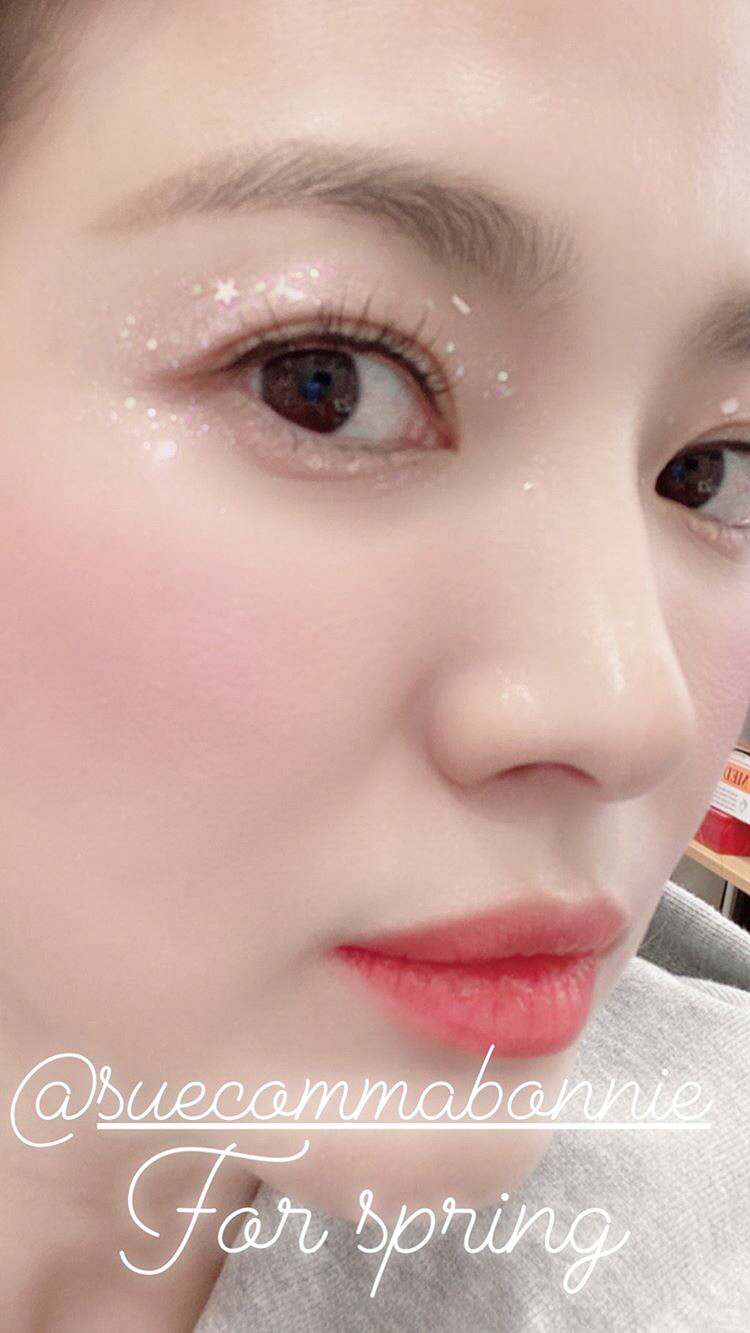 Actor Song Hye-kyo showed off her radiant beautiful looks to Close-Up as well.Song Hye-kyo posted a selfie photo on his Instagram story on the 9th.Song Hye-kyo in the photo also boasted humiliating beautiful looks to Close-Up.Song Hye-kyo, who has been springing in advance with bright makeup, is staring at the camera with a new look.Especially in this photo, Song Hye-kyos sleek honey skins and stiff noses without any blemishes are highlighted and captivated.Meanwhile, Song Hye-kyo is being proposed and reviewed for the movie Anna.