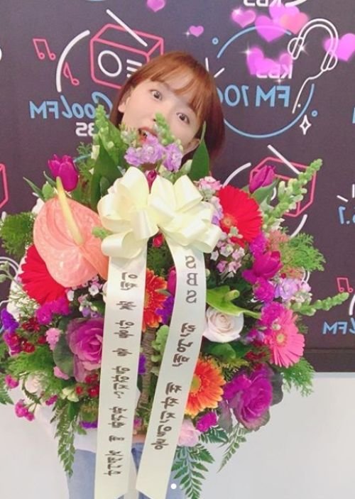 On the 8th, I posted two photos on my SNS with the article Thank you for the best Running Man who sends me a surprise Basket of Flowers because I am DJ.In the public photos, there is a strong picture of me holding a Basket of Flowers sent from SBS entertainment Running Man.The Basket of Flowers says, You thought Id never come again? Ill send it to you when youre off guard. All of SBS Running Man crew.I am strong and I am active as a semi-fixed member with my face often in Running Man.On the other hand, Kang Han-Na has been DJing KBS Cool FM Raise the Volume of Kang Han-Na since the 6th of last month. KBS Cool FM (89.1MHz) broadcasts every day at 8 pm.