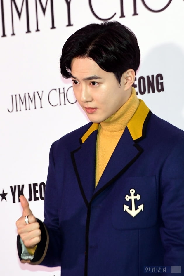 Group EXO Suho attends the Jimmy Chu Photo Call event held at the dress garden in Cheongdam-dong, Seoul on the afternoon of the 9th day and has photo time.