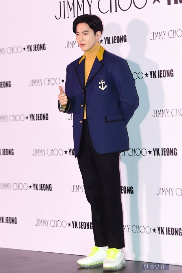 Group EXO Suho attends the Jimmy Chu Photo Call event held at the dress garden in Cheongdam-dong, Seoul on the afternoon of the 9th day and has photo time.