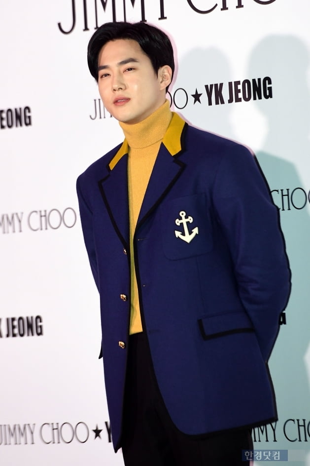 Group EXO Suho attends the Jimmy Chu Photo Call event held at the dress garden in Cheongdam-dong, Seoul on the afternoon of the 9th day and has photo time.