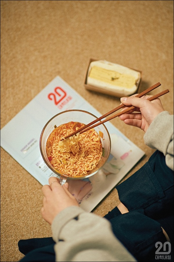 ▲ 라면 받침으로 사용하기도 했던 대학내일. 사진=대학내일 페이지화면 갈무리