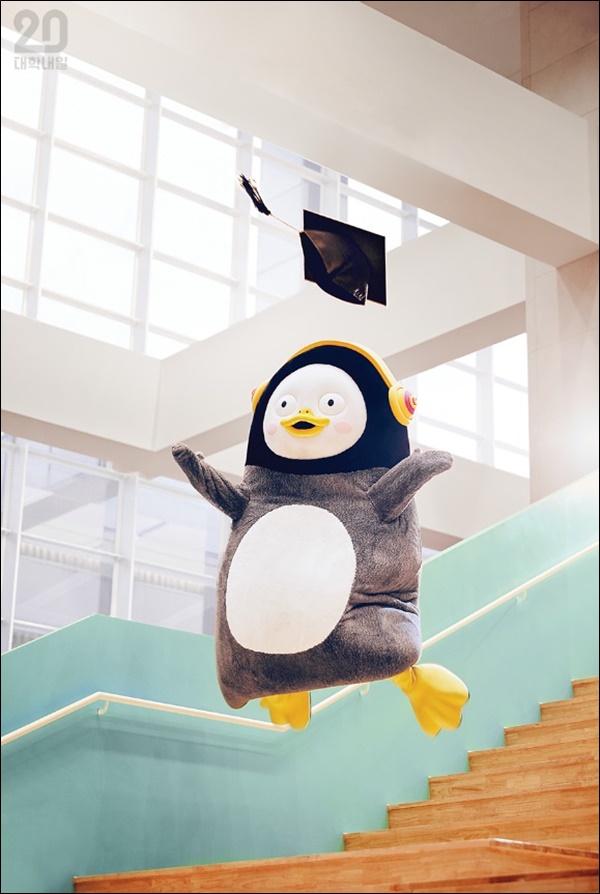 ▲ 지난해 11월15일 발간한 대학내일 표지 모델은 EBS 대표 캐릭터로 자리 매김한 펭수였다. 사진=대학내일 페이지화면 갈무리