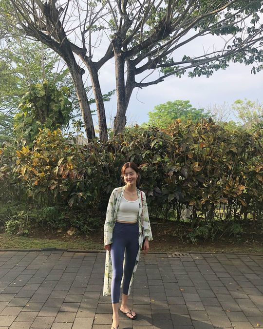 Han Sun-hwa flaunts leggings figureActor Han Sun-hwa, a secret native, posted a picture and a picture on his Instagram on January 8th.Han Sun-hwa in the photo matched leggings to the bra top, but even though it is a costume that shows the body, it is solid without the exercise.minjee Lee