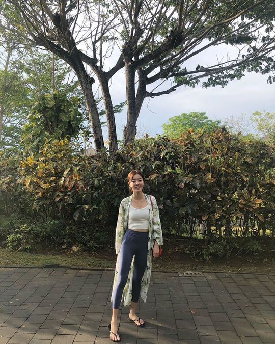 Han Sun-hwa flaunts leggings figureActor Han Sun-hwa, a secret native, posted a picture and a picture on his Instagram on January 8th.Han Sun-hwa in the photo matched leggings to the bra top, but even though it is a costume that shows the body, it is solid without the exercise.minjee Lee