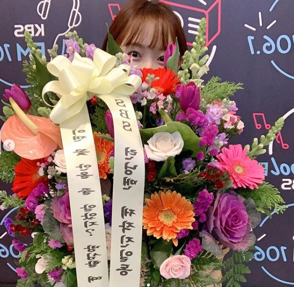 The production team of Running Man celebrated Actor Kang Han-Nas DJ Top Model.Kang Han-Na posted a Basket of Flowers authentication shot on January 8th on the personal SNS received by the SBS Running Man production team.The Basket of Flowers, released, reads: You thought Id never come again? Ill send it to you when youre on the lookout. All of SBS Running Man crews.Kang Han-Na said, Thank you for the Running Man, which sends you to the Basket of Flowers, which is a surprise DJ.Park Su-in