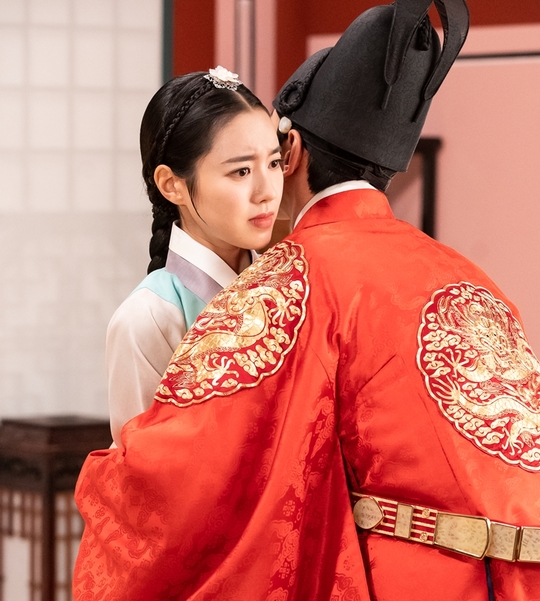 TV CHOSUN SEKYG Entertainment drama Gantaek Jin Se-yeon - Kim Min-kyu Tears Hug photos have been released.TV CHOSUN SEKYG Entertainment drama The War of GLOW - GLOW (directed by Kim Jung-min/playplayplayed by Choi Soo-mi/production Highground, TV CHOSUN, Kotop Media/hereinafter Kangtaek) broadcast every Saturday and Sunday at 10:50 pm, is the best place allowed by those who are not authentic dynasty Lee () It is a court survival romance where those who must occupy their strong position gather to compete in counseling competition.It has soared to a maximum of 5.2% per minute (based on the Nielsen Korea metropolitan area) in the last six episodes, once again breaking its own record and entering storm speed mode.Above all, Jin Se-yeon plays GLOW Kang Eun-bo, who is trying to become Queen Letizia of Spain to find the people who killed the murdered twin sisters and to get the power to punish them, and Kim Min-kyu plays Lee Kyung, the only king of Joseon who suffers from strange dreams after miraculously surviving his head.Especially in the last meeting, Kang Eun-bo - Lee Kyung-kyung each killed each others family - thought that it was the return of the dead middle war, and Kang Eun-bo stepped back and Lee Kyung-eun was sadly approaching.In this regard, Jin Se-yeon - Kim Min-kyu is caught with a second hug that is full of trembling and crying and embraces each other.Kang Eun-bo, who is lucky with his uneasy voice in the play, and Lee Kyung-kyungs eyes, who are tearing because he can not hear a few words, face each other.Then, as the river is hesitant and comes a step closer, Lee Kyung runs and embraces such a river carefully and preciously.The two people who draw parallel lines with each others feelings are raising questions about why they are so close.Jin Se-yeon - Kim Min-kyus Tears Tick Hug Shot was shot in Anseong, Gyeonggi Province on November 22nd.As it is a scene of extreme emotions, the two people sat in their respective spaces and immersed themselves in their characters after checking the basic movement.Jin Se-yeon, who was immersed in deep eyes, and Kim Min-kyu, who seemed to be tearing at once, exchanged the lines and tears filled with trembling and pain like pingpong until the sound of cut was heard.The vivid feelings of the two led to silence on the scene for a while, and the hot summer days of about three hours were unfolded, and the second hug was completed.kim myeong-mi