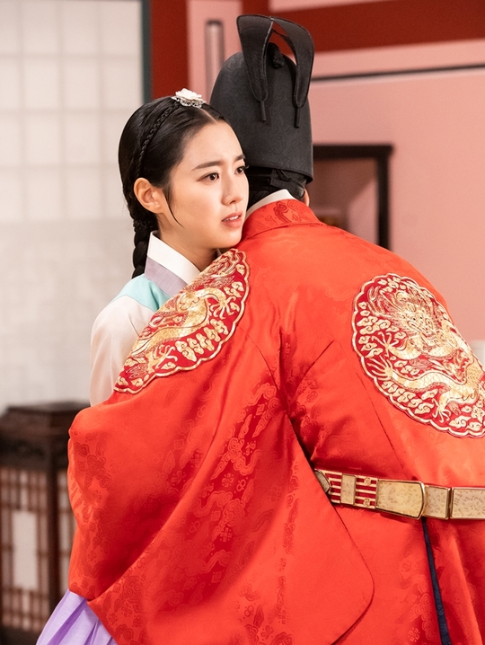 TV CHOSUN SEKYG Entertainment drama Gantaek Jin Se-yeon - Kim Min-kyu Tears Hug photos have been released.TV CHOSUN SEKYG Entertainment drama The War of GLOW - GLOW (directed by Kim Jung-min/playplayplayed by Choi Soo-mi/production Highground, TV CHOSUN, Kotop Media/hereinafter Kangtaek) broadcast every Saturday and Sunday at 10:50 pm, is the best place allowed by those who are not authentic dynasty Lee () It is a court survival romance where those who must occupy their strong position gather to compete in counseling competition.It has soared to a maximum of 5.2% per minute (based on the Nielsen Korea metropolitan area) in the last six episodes, once again breaking its own record and entering storm speed mode.Above all, Jin Se-yeon plays GLOW Kang Eun-bo, who is trying to become Queen Letizia of Spain to find the people who killed the murdered twin sisters and to get the power to punish them, and Kim Min-kyu plays Lee Kyung, the only king of Joseon who suffers from strange dreams after miraculously surviving his head.Especially in the last meeting, Kang Eun-bo - Lee Kyung-kyung each killed each others family - thought that it was the return of the dead middle war, and Kang Eun-bo stepped back and Lee Kyung-eun was sadly approaching.In this regard, Jin Se-yeon - Kim Min-kyu is caught with a second hug that is full of trembling and crying and embraces each other.Kang Eun-bo, who is lucky with his uneasy voice in the play, and Lee Kyung-kyungs eyes, who are tearing because he can not hear a few words, face each other.Then, as the river is hesitant and comes a step closer, Lee Kyung runs and embraces such a river carefully and preciously.The two people who draw parallel lines with each others feelings are raising questions about why they are so close.Jin Se-yeon - Kim Min-kyus Tears Tick Hug Shot was shot in Anseong, Gyeonggi Province on November 22nd.As it is a scene of extreme emotions, the two people sat in their respective spaces and immersed themselves in their characters after checking the basic movement.Jin Se-yeon, who was immersed in deep eyes, and Kim Min-kyu, who seemed to be tearing at once, exchanged the lines and tears filled with trembling and pain like pingpong until the sound of cut was heard.The vivid feelings of the two led to silence on the scene for a while, and the hot summer days of about three hours were unfolded, and the second hug was completed.kim myeong-mi