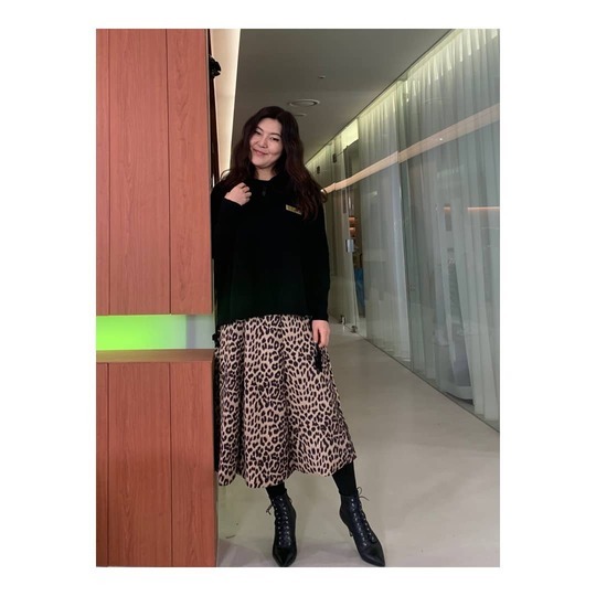 Stylist Han Hye-yeon showed off his delicate figure.Han Hye-yeon posted a picture on his Instagram on January 8 with an article entitled Leopard Love.Han Hye-yeon in the public photo is wearing a leopard skirt and is charismatic and feminine.Han Hye-yeon, who has become slimmer after the diet success, attracts attention.Park So-hee