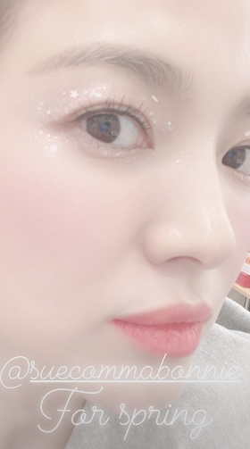 Song Hye-kyo boasted beautiful beauty.Actor Song Hye-kyo released his self-titled self-titled on January 9 through Instagram   Story.The photo shows Song Hye-kyo with a colorful makeup. The visuals that shine in the close shot catch the eye.kim myeong-mi