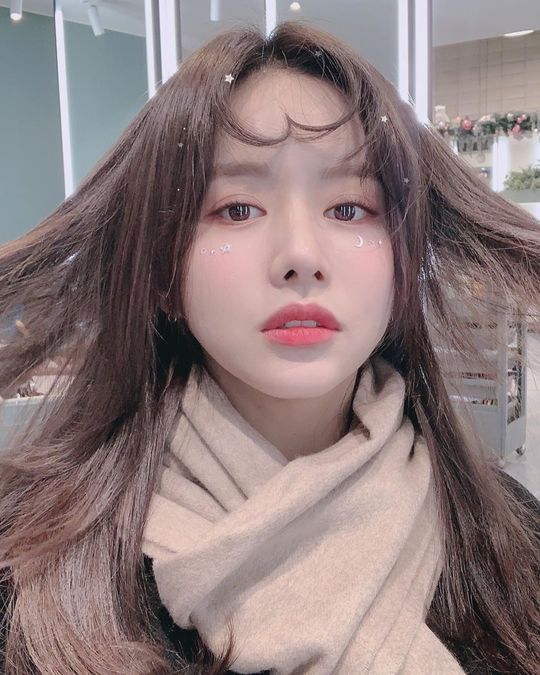 Actor Han Bo-reum completed The goddess also Wool Exhausted Lovely Beautiful Looks with heart bangs.Han Bo-reum posted several photos on his personal instagram on January 9, along with an article entitled Heart bangs.In the photo, Han Bo-reum gave a curl to brown hair and showed a bangs that were shaped like a heart.Han Bo-reum, who matched the heart, also made a lovely atmosphere with a pink shadow on his eyes.Han Bo-reum caught the eye by completing the goddess Beautiful look with a heart-shaped bangs.Han Bo-reum recently announced on Instagram that he filmed the drama Twin Gappo Car, which is scheduled to be broadcast on JTBC in 2020 with singer Yoo Sung-jae.Choi Yu-jin