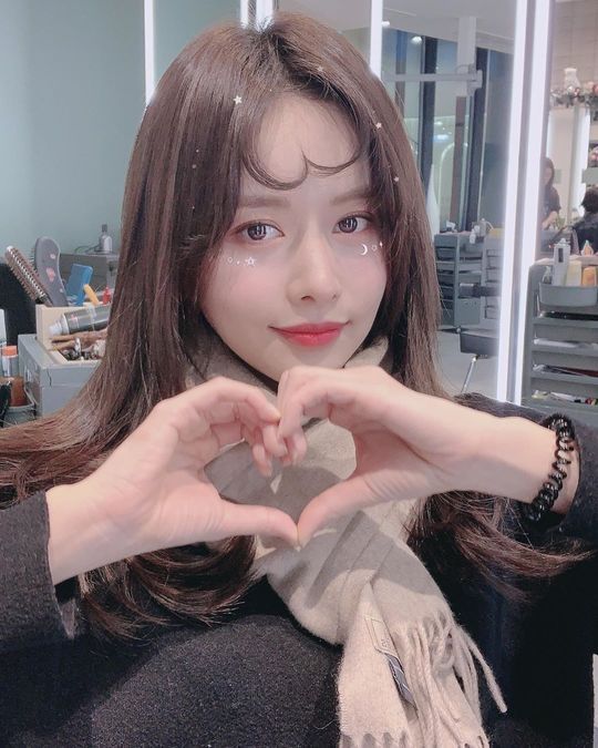 Actor Han Bo-reum completed The goddess also Wool Exhausted Lovely Beautiful Looks with heart bangs.Han Bo-reum posted several photos on his personal instagram on January 9, along with an article entitled Heart bangs.In the photo, Han Bo-reum gave a curl to brown hair and showed a bangs that were shaped like a heart.Han Bo-reum, who matched the heart, also made a lovely atmosphere with a pink shadow on his eyes.Han Bo-reum caught the eye by completing the goddess Beautiful look with a heart-shaped bangs.Han Bo-reum recently announced on Instagram that he filmed the drama Twin Gappo Car, which is scheduled to be broadcast on JTBC in 2020 with singer Yoo Sung-jae.Choi Yu-jin