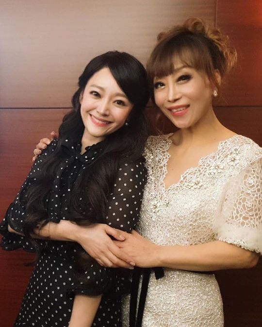 Musical actor Kim So-hyun meets vocalist Sumi Jo.Kim So-hyun wrote on his Instagram account on January 9, It was an absolute honour to be able to introduce your senior in the first MC spot; our eternal Wannabe Sumi Jo senior.Thank you and posted a picture.Inside the picture was a side-by-side image of Kim So-hyun and Sumi Jo; Kim So-hyun and Sumi Jo are brightly Smileing towards the camera.The beautiful beauty and cheerful atmosphere of the two captures the attention.delay stock