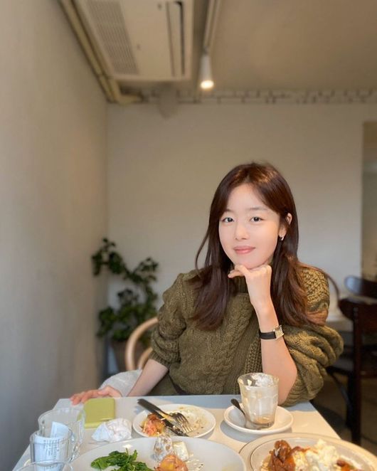 Actress Han Sun-hwa from girl group The Secret put down a sexy charm for a while.Han Sun-hwa, who captivated his attention with his dizzying bikini figure, melted the hearts of male fans with a pure and simple charm this time.Han Sun-hwa posted several photos on his Instagram on the 9th of the day showing him enjoying his leisure time in a cafe.Han Sun-hwa, who met with an acquaintance, is talking while eating delicious food.Han Sun-hwa, like a specialist, took a delicious point of food and shot it and showed a unique sense.As well as the Food photo, Han Sun-hwas beauty and atmosphere are impressive.Han Sun-hwa previously showed off her sexy charm by revealing her appearance in a white and black swimsuit on her Instagram.The body line without a sting and immaculate skin were impressive.This time, Han Sun-hwa, who puts down her sexy for a while and shows off her innocent and sweet charm, is impressive: long straight hair and khaki knit enhances Han Sun-hwas neat charm.Meanwhile, Han Sun-hwa is reviewing his next film after OCN Save Me 2, which was broadcast last year.