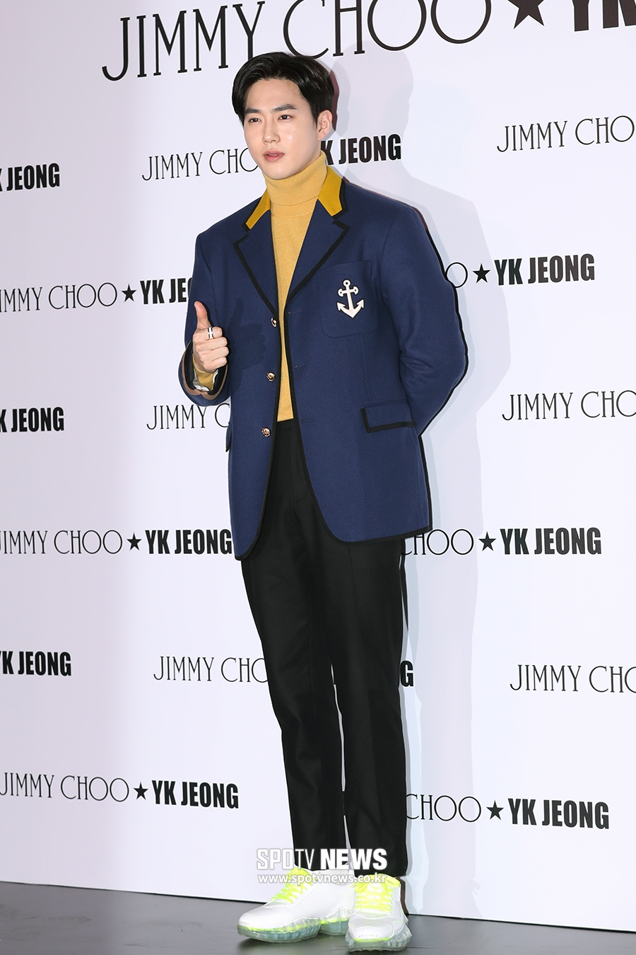 EXO Suho poses at a ceremony to celebrate the launch of a British luxury accessory brand at the dress garden in Seoul Cheongdam-dong on the afternoon of the 9th day.