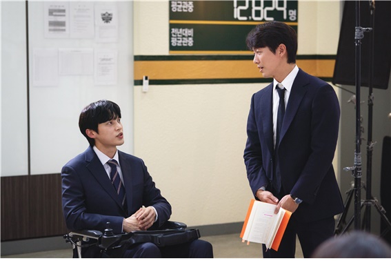 Actor Namgoong Min and Yoon Sun-woo are radiating the same chemistry as their pro-brothers in SBS Drama Stove League.On September 9, 935 Entertainment released the Stove League scene behind-cut of Namgoong Min and Yoon Sun-woo.In the open photo, Namgoong Min and Yoon Sun-woo are seriously talking with a time-lapse script on the set of Stove League, and the passion of the two actors about acting stands out.In addition, he boasted a perfect suit fit that sniped and snipped his girlfriend, and focused his attention at once.Stove League has become a big hit drama with unpredictable development every time and the performance of actors luxury performances every time.Especially, Namgoong Min and Yoon Sun-woos Brother Chemie are gathering topics. It is completing well-made drama with brotherhood that makes viewers hearts feel good as well as outstanding visuals.In the last six episodes, Baek Seung-soo, who has been calm in any situation, showed a human aspect with the appearance of Baek Young-soo, who was injured by an injury during his high school baseball player.Seung-soo, who has always lived in guilt because he thought that the injury of Young-soo was his fault, said that he should sacrifice for himself, and he turned to the room, swallowing tears at the words of Young-soo, who wanted to live brightly.This scene has created the best scene in which the two actors filled the audience with delicate and deep emotional expressions and filled the audience with the sincere voice that they have endured and the multiplier that was not comfortable with guilt for a day.