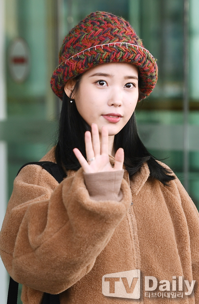 Singers IU (IU) and EXO (EXO) ranked first on the monthly charts for the second consecutive month.The Korean Music Content Association, a subsidiary that runs the Gaon Music Chart, said, In December 2019, IUs Blueming took the top spot on the monthly digital chart and streaming chart, earning the honor of two gold medals.In November, Gaon Music Chart also won three gold medals as Love Poem (love poem), it said on the 9th.EXOs sixth full-length album, OBSESSION, also topped the monthly album charts in December, following last November.The monthly download chart was ranked first by Baek Ye-rins Square, 2017.In Decembers monthly social chart 2.0, which allows you to intuitively check the global popularity of artists, BTS continues to be the number one player for the seventh consecutive month, and Kang Daniel ranked second.The first week of 2020 (29 December 2019 – 4 January 2020), released together, Gaon Music Chart won two consecutive weeks of Changmo and Red Velvet.On the weekly social chart 2.0, BTS topped the list, and Yang Jun-il topped the list. The most popular content on the V LIVE BTS channel during the aggregate period was late birthday!And Top Star and Top Star . The second place in the list was Free and Relax .