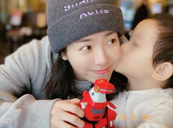 Actor Han Ji-min conveyed his love for his extraordinary nephew.Han Ji-min posted a picture on his Instagram on the 8th with Hashtag called #Roha # Jocastagram.Han Ji-min, pictured with his young nephew, was greeted with a kiss from his nephew and expressed his happiness.Han Ji-min has a break since MBC s Spring Night, which ended last July.