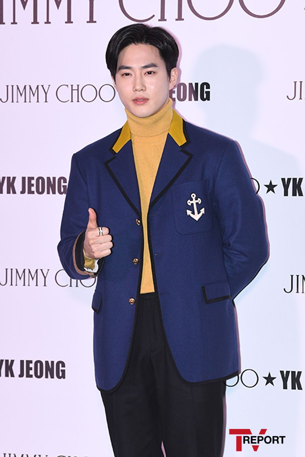 Suho of the group EXO attends an accessory brand event held at Cheongdam-dong, Gangnam-gu, Seoul on the afternoon of the 9th day and has photo time.
