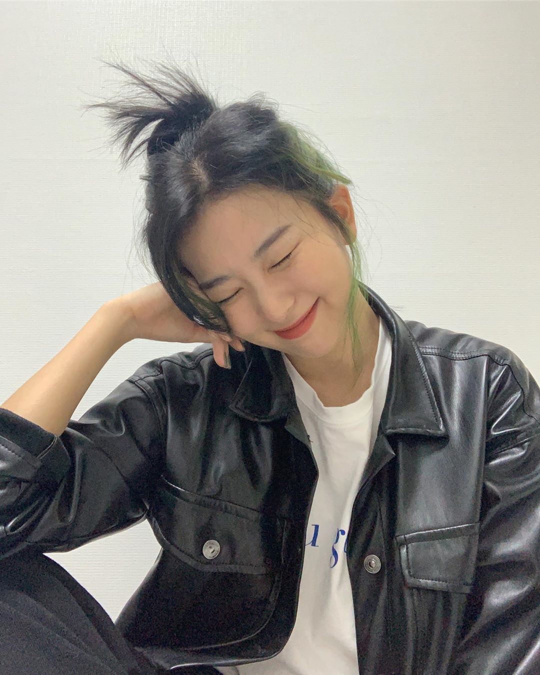 Red Velvet Seulgi has boasted a range of glamours.9th day Seulgi posted several photos on his Instagram.In the photo, Seulgi is staring at the camera with her head tied with one hand.In another photo released together, Seulgi is smiling with his eyes closed, creating another charm.Fans of Seulgi also responded with a hot response, such as It is so cute and Seulgi is the best.Meanwhile, Red Velvet, which Seulgi belongs to, is currently working as Psycho.Photo = Red Velvet Seulgi Instagram