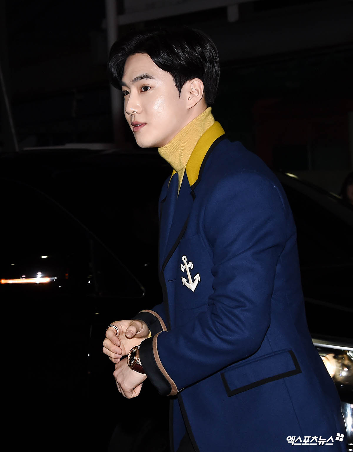 EXO Suho, who attended the launch ceremony of The Highlighted capsule collection, which was collaborated by British luxury accessory brand JIMMY CHOO and Celebrity stylist Jung Yoon-ki (YK JEONG) at the dress garden in Cheongdam-dong, Seoul, on the afternoon of 9th day, has photo time.