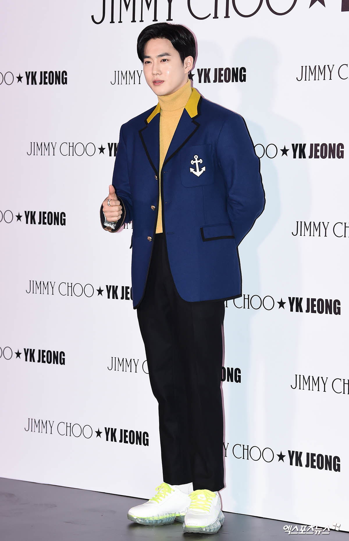 EXO Suho, who attended the event to commemorate the launch of a British luxury accessory brand held at the dress garden in Cheongdam-dong, Seoul, on the afternoon of the 9th day, has photo time.