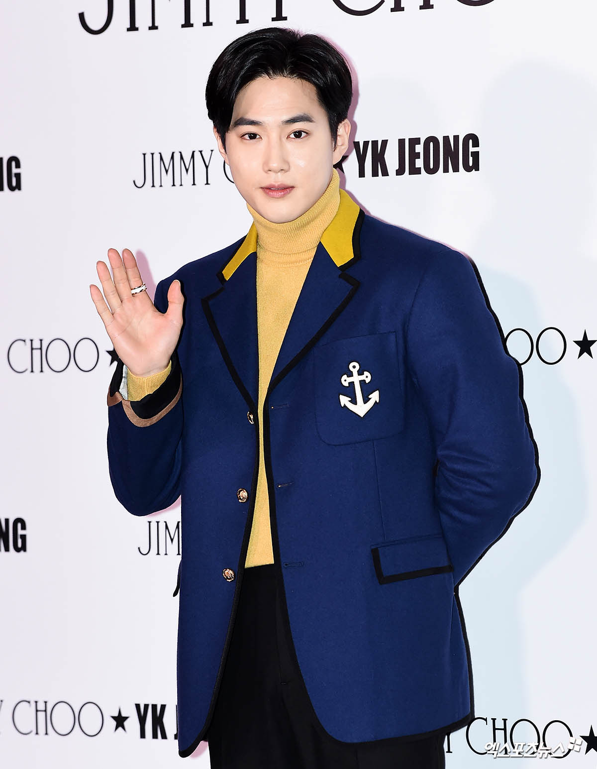 EXO Suho, who attended the event to commemorate the launch of a British luxury accessory brand held at the dress garden in Cheongdam-dong, Seoul, on the afternoon of the 9th day, has photo time.