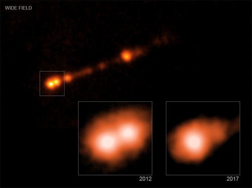 1만8천광년 걸쳐있는 M87* 제트 박스(왼쪽) 안은 블랙홀 주변 물질과 900광년 떨어진 곳의 제트내 물질 덩어리에서 방출된 X선을 나타낸 것으로, 5년 뒤인 2017년(오른쪽 박스)에는 물질 덩어리가 빛에 가까운 속도로 이동하면서 사라진 것으로 나타났다. [NASA/CXC 제공]