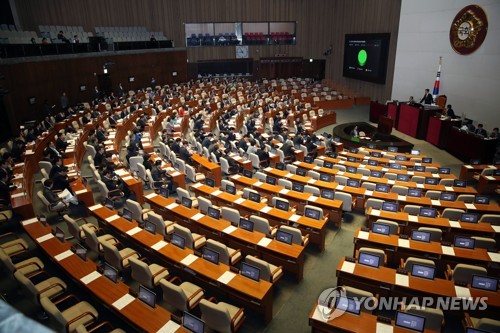 자유한국당 불참 속 민생법안 국회 본회의 처리 (서울=연합뉴스) 김인철 기자 = 9일 국회에서 열린 본회의에서 자유한국당 의원들이 불참한 가운데 민생법안이 처리되고 있다. 2020.1.9 yatoya@yna.co.kr