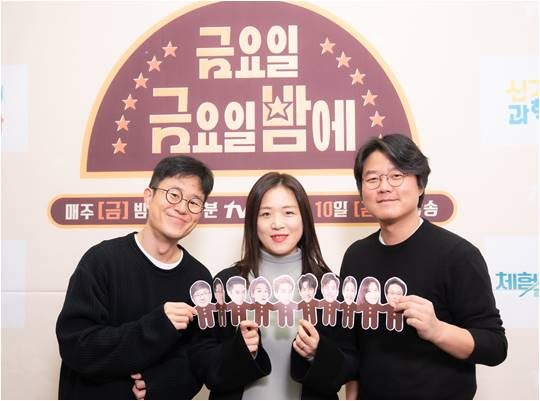 Na Young-Seok PD, who directed TVN entertainment Friday night, said he cast Actor Lee Seung-gi as a contract he wrote during the KBS2 entertainment One Night and Two Days.At the presentation of the production of Friday night (hereinafter referred to as Golden Night) at the Stanford Hotel in Sangam-dong, Seoul, at 2 p.m. on the 10th, the presentation was attended by PD Na, PD Jang Eun-jung and writer Kim Dae-joo.Golden Night is a program that shows different materials such as labor, cooking, science, art, travel, and sports in a corner of about 10 minutes, that is, Short-form.The names of the corners are Factory of Experience Life. My special and secret friends recipe Fresh Science Country Fresh Art Country Lee Seo-jins New York You are a cheering party.The Factory of Experience Life is a corner that deals with Lee Seung-gis daily factory experience.When I met Lee Seung-gi, I told him that there was a contract that said the contract would be Ry by February 2020, and he said to burn at the end, said PD.But the contract is a contract that appeared in 1 night and 2 days, so it has nothing to do with this program.I am grateful that you are a risky corner and you are going to appear happily, he added.The first episode of Gold Night will be broadcast from 9:10 pm on the night.