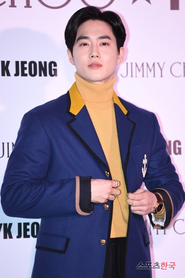 EXO Suho attends the event rather than launching the The Highlighted capsule collection, which was collaborated by Jimmy Chu and stylist Jung Yoon-ki at the Seoul Gangnam District Cheongdam-dong dress garden on the afternoon of the 9th day.The event was attended by Gong Hyo-jin, Girls Generation Yoona, Suhyun, Kyung Su-jin, Ki Eun-se, Park Hae-jin, Lee Ji-hoon, Jang Yong, Black Pink Index, EXO Suho, Winner Song Min-ho Kang Seung-yoon Lee Seung-hoon, Model Lee Jin-yi, Victoria, Chinese singer Pancheong and DJ Peggy District.