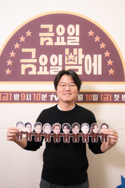On Friday night, PD Na Young-seok revealed the background of Lee Seung-gis visit.Ive been talking to people who are less sorry because its a new attempt and Im not likely to work out, he said, laughing. Im less sorry if I cant be honest.I will be sorry if I take the first people I have seen and fall, but Lee Seo-jin and Lee Seung-gi are less sorry.I was sorry for the risk, but Lee Seung-gi was cool and said, Its okay. I was willing to accept the invitation for a long time. Lee Seung-gi melts the daily factory experience through the Factory of Experience Life, and Lee Seung-gi, who shouts The Field of Experience Sap through the shovel to the transportation in the teaser video, makes a smile.Im going to the factory and working, but I have to work naturally together, said Na Young-seok, a PD. Lee Seung-gi came to mind as a person who knows the whole nation and approaches sincerely and intimately.Lee Seung-gi is the first person to come to mind because he knows all the people and basically has a sincere aspect. TVNs new entertainment, Friday night (directed by Na Young-seok, Jang Eun-jung), is a program in which six short-form corners of different materials such as labor, cooking, science, art, travel, and sports are composed in omnibus format.Short, different themes of about 10 minutes will give viewers a boring fun.Yang Jung-moo, Kim Sang-wook, Han Jun-hee, Lee Seo-jin, Hong Jin-kyung, Eun Ji-won, Park Ji-yoon, Jang Do-yeon, Lee Seung-gi and Song Min-ho.Friday night was co-directed by Na Young-seok PD, Shishi Sekisui Sea Ranch and Spanish boarding Jang Eun-jung PD.It will be broadcast every Friday at 9:10 pm, starting with the first broadcast on January 10 (Friday).Photo Provision: CJ ENM