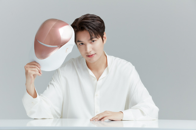 Actor Lee Min-ho became the brand model of Cell, a global beauty care company.CellReturn announced on the 10th that Hallyu stars Lee Min-ho, who has a solid global fandom, was selected as Model.Lee Min-ho was considered the most preferred Korean actor in the 2019 Survey on the Status of Overseas Korean Wave conducted by the Korea International Cultural Exchange Agency.In the first half of this year, the house theater will be re-visited with Drama Ducking: Lord of Eternity.