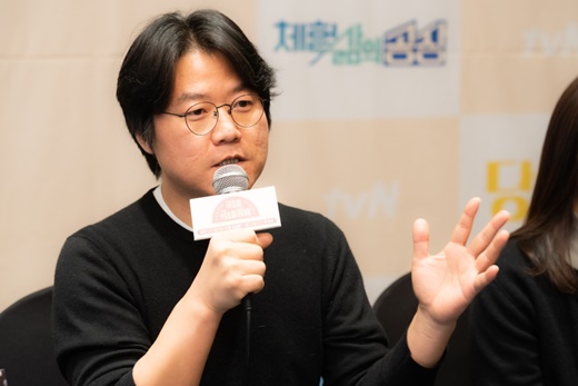 Na Young-Seok PD revealed the background of a long time with Lee Seo-jin and Lee Seung-gi as Friday night.On this day, Na Young-Seok PD commented on the casting background of close stars such as Lee Seo-jin and Lee Seung-gi, It is a new attempt, so it is not likely to work well.So if I can be a little less sorry, I have contacted you with a close person. If you first serve, you will not be too embarrassed. However, Lee Seo-jin or Lee Seung-gi understands it with an apology, he said. When I talked to Lee Seung-gi, I said, This is definitely a risk.In particular, Na Young-Seok PD said of Lee Seung-gi, I needed a sincere person, but Lee Seung-gi came to my head.Lee Seung-gi is a person who knows all the people and basically has a sincere side.I thought I could show you how hard I am when I put something in charge. Friday Night is a program in which six short-form corners of 10 Minutes, including sports, science, art, travel, cooking, and factories, are made up of omnibus formats.Professor Yang Jung-moo, Professor Kim Sang-wook, Soccer commentator Han Jun-hee, Actor Lee Seo-jin, Model Hong Jin-kyung, Jekskis Eun Ji-won, Broadcaster Park Ji-yoon, Gag Woman Jang Do-yeon, Singer and Actor Lee Seung-gi, Winner Song Min-ho.Today (10th) at 9:10 p.m. Minutes first broadcast.