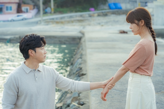 A sweet moment comes to Chocolate Yoon Kye-sang, Ha Ji-won.JTBCs Drama Chocolate (directed by Lee Hyung-min/playplayplayed by Lee Kyung-hee) captured the scene of Wando dating by Yi Gang (Yoon Kye-sang) and Moon Cha-young (Ha Ji-won) on January 10, ahead of the 13th broadcast.The deep, sweet eyes toward each other suggest the start of romance that sprouted from Wando, and warm the temperature of the excitement.Chocolate has deepened and hardened the Feeling of Lee Gang and Moon Cha Young, stimulating different emotions.Feelings that were soaked with each other without any awareness, and the leaking out of them left a deep excitement.The two men, who headed together as fate, set up Memorys puzzle piece at Wando Sea Restaurant, the starting point of a long relationship.Memory, which came to mind at the peak of Feeling, predicted a new start for Lee and Moon Cha Young.Lee and Moon Cha-young, who had their own time in Wando, changed from the atmosphere, and after their mothers death, everything seemed to be softer as if sweet had come to Lee, who seemed to be sweet.Moon Cha-young is also comfortable with his sorrow, and his eyes are trembling and thrilling as he looks at the sleeping river with his breath.The ensuing photo also shows Lee Gang and Moon Cha-young sitting side by side with a light smile, and the warm and sweet air flowing between the two causes excitement.Lee Gang, who caught Moon Cha-young with a deeper and firmer look, and Moon Cha-youngs sad expression looking at him stimulates curiosity and adds anticipation.A new change comes from Wando, the beginning of the relationship. Lee Gang did not remember his childhood.Even after being aware of his attraction, he tried to build a wall with Kwon Min-sung (Yoo Tae-oh) as an excuse and drew a line. Moon Cha-young had a long time in his heart, but did not approach the line he had drawn.Lee Gang and Moon Cha-young, who brought out Feeling, who buried her heart deeply in her heart, and recalled her happy memory.It is noteworthy whether Lee Kang and Moon Cha-young can fully share their sincerity.bak-beauty